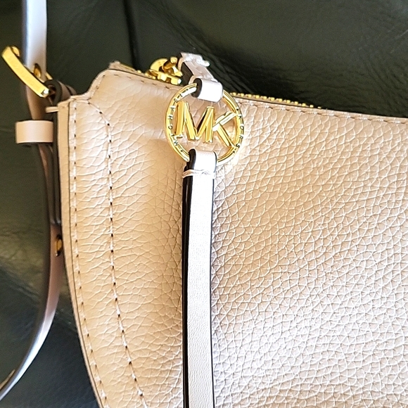 Michael Kors Camden purse - Picture 4 of 11